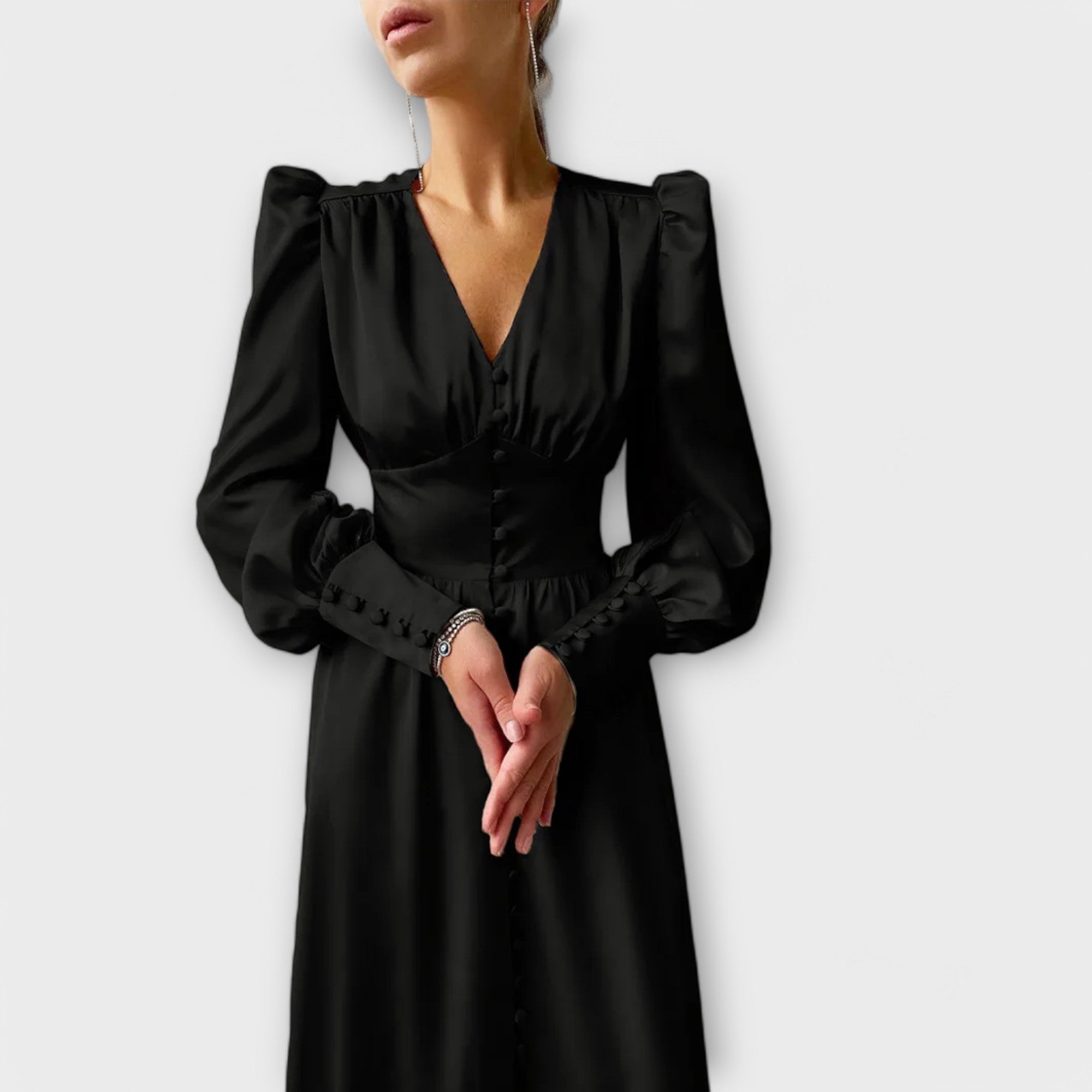 Lang satin kjole med puffede ærmer