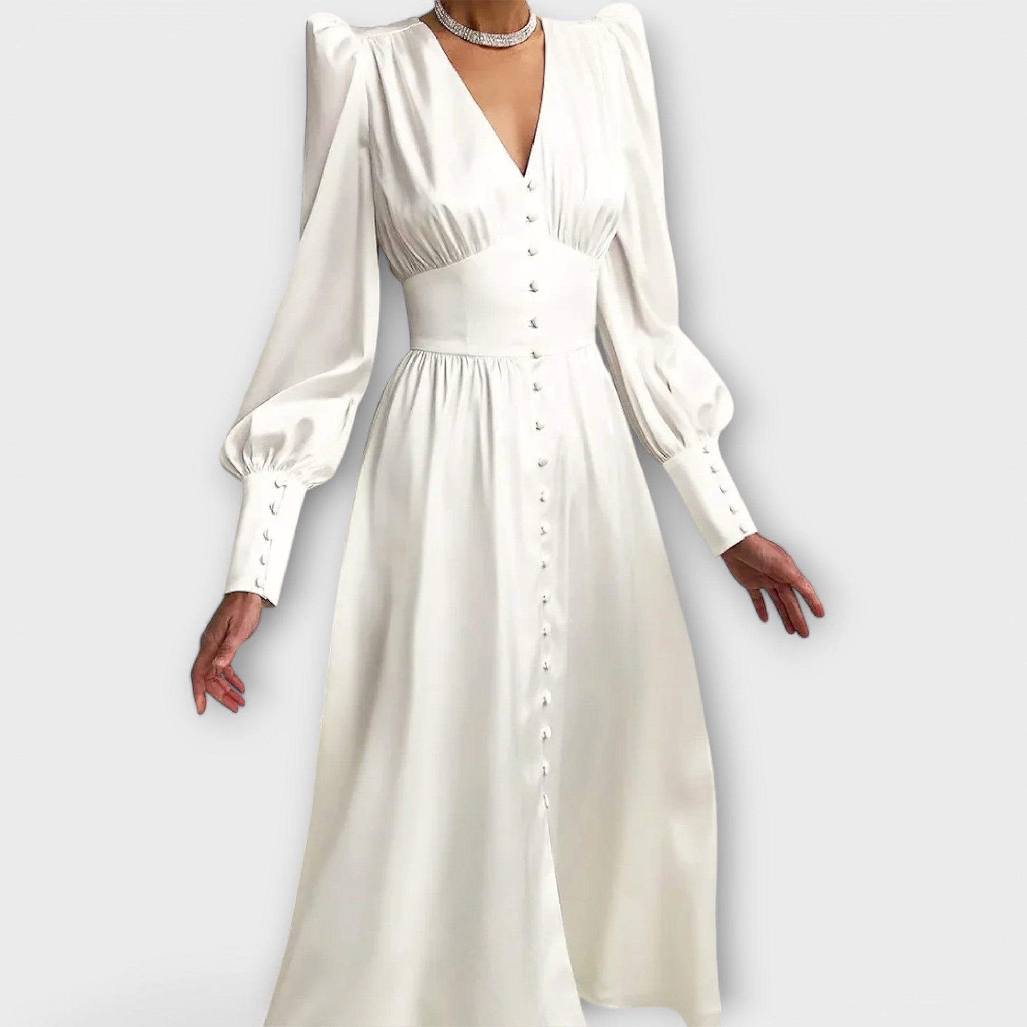 Lang satin kjole med puffede ærmer