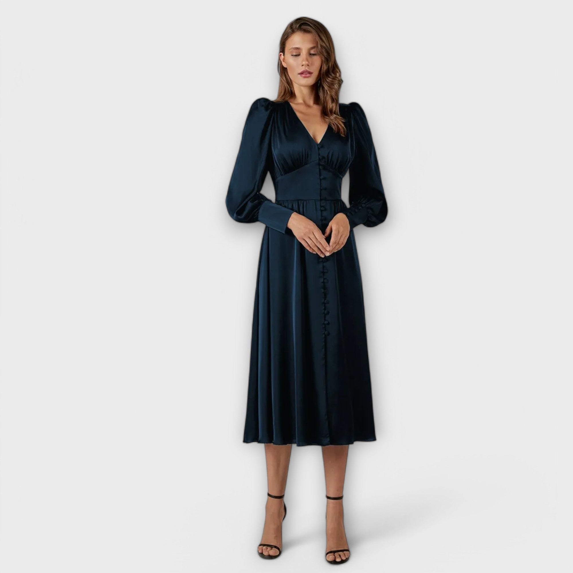 Lang satin kjole med puffede ærmer