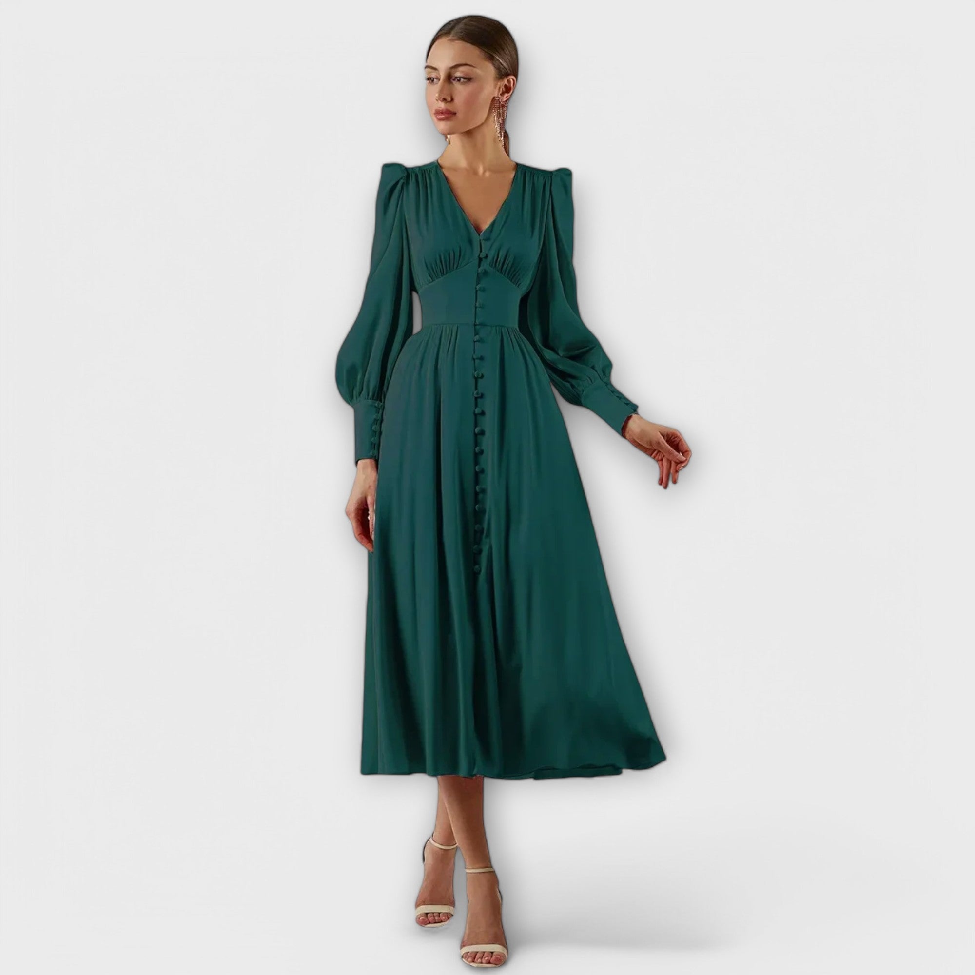 Lang satin kjole med puffede ærmer