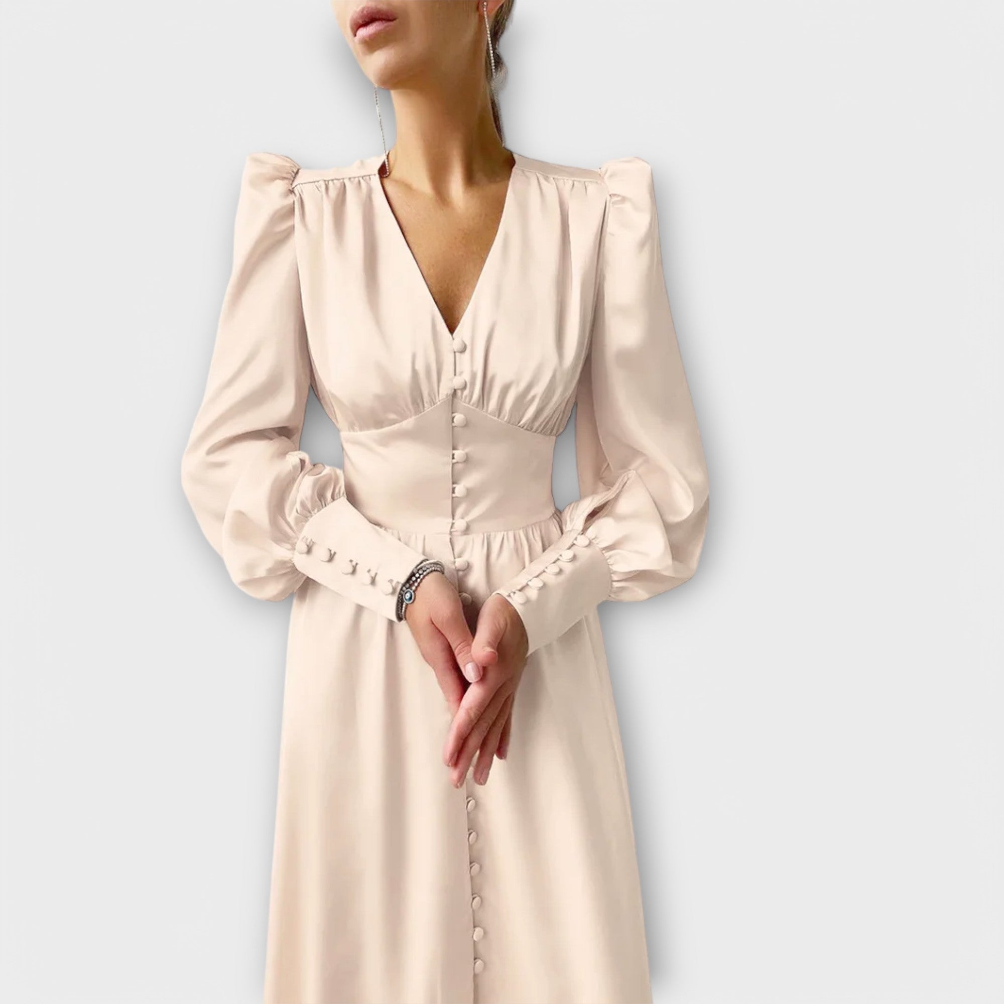 Lang satin kjole med puffede ærmer